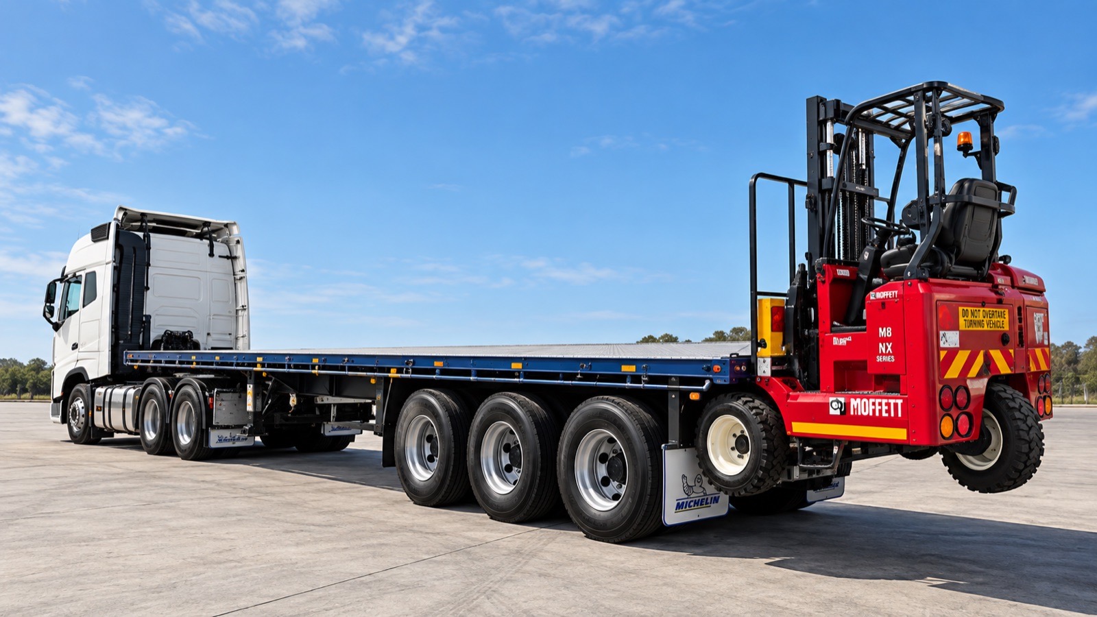 Prime mover and semi-trailer fitted with a rear-mounted forklift